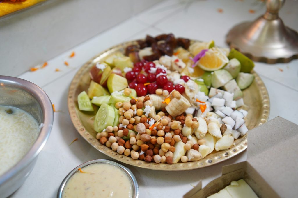Auf einem Tisch stand ein Teller Salat neben einer Schüssel Suppe.